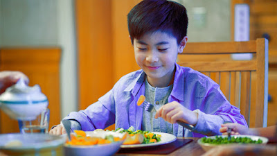 kids eating healthy food