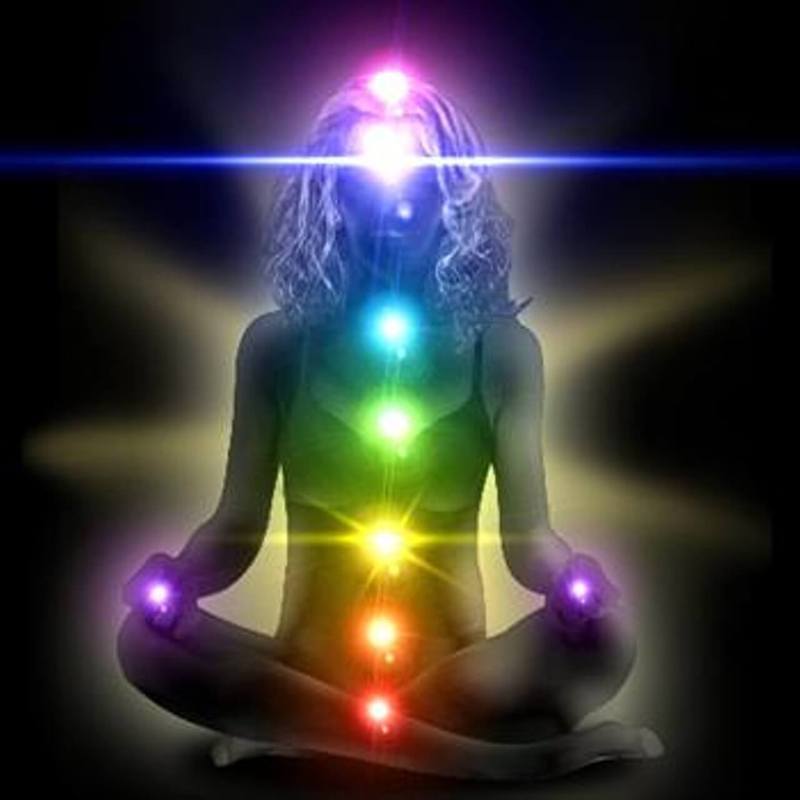 солнце сияет. тысячелепестковый лотос мандала. медитация благодарности вселенной утром. девушка солнце. счастливая девушка.