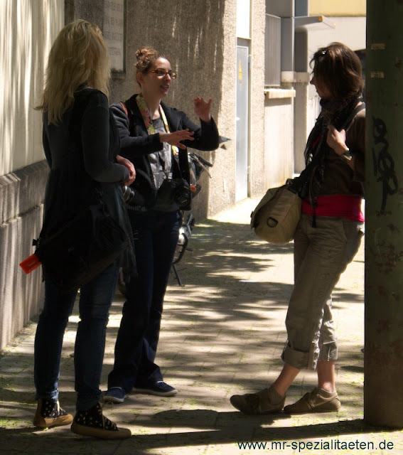 P1030783 Frau Rosenfräulein Mit Rosen Delikat Essen https://rosenprodukte.com Spaziergang