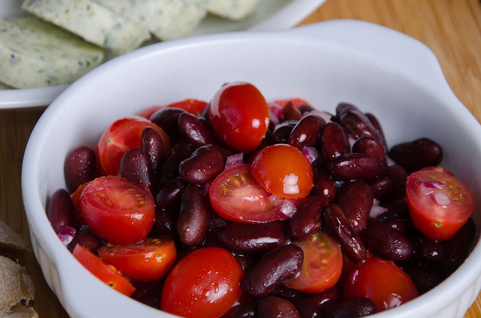 Czerwona sałatka Nigelli, czyli czerwona fasola, pomidorki i czerwona cebula w oliwie i occie 