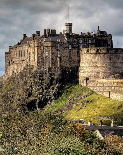 As origens do castelo de Edimburgo imergem na lenda