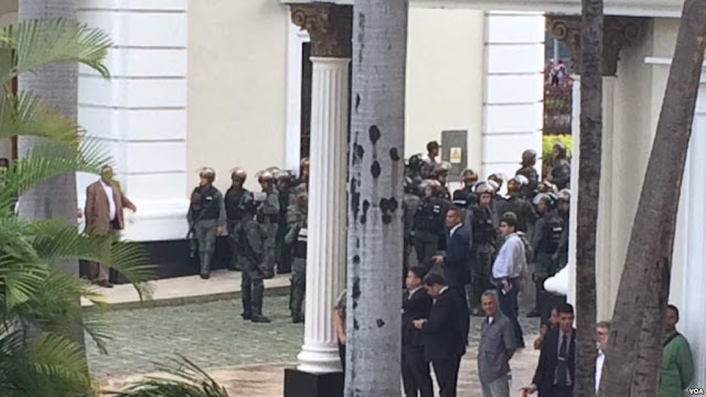 Al menos 400 legisladores, invitados, periodistas tuvieron que salir resguardados por la Guardia Nacional Bolivariana