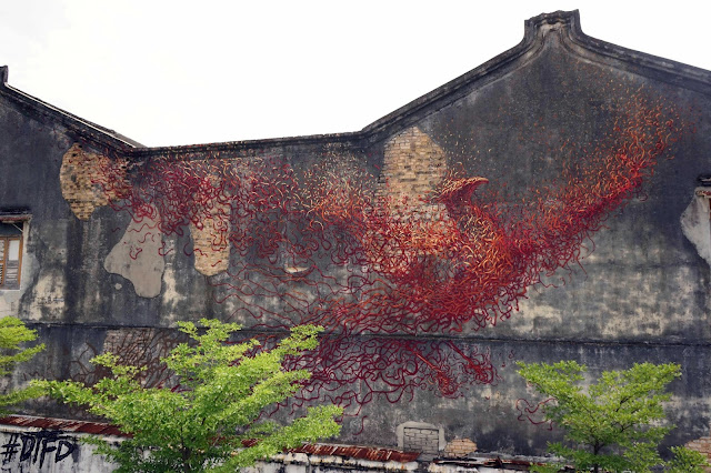 DALeast was recently invited by the Urban Xchange Festival in Penang, Malaysia to exercise his skills on the side of a large building close to the Hin Bus Depot.