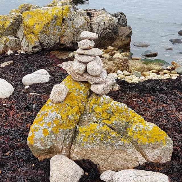 Wandern auf Bornholm: Rund um Hammerknuden. Als Familie haben wir an diesem Strand auch einen Steinturm gebaut.