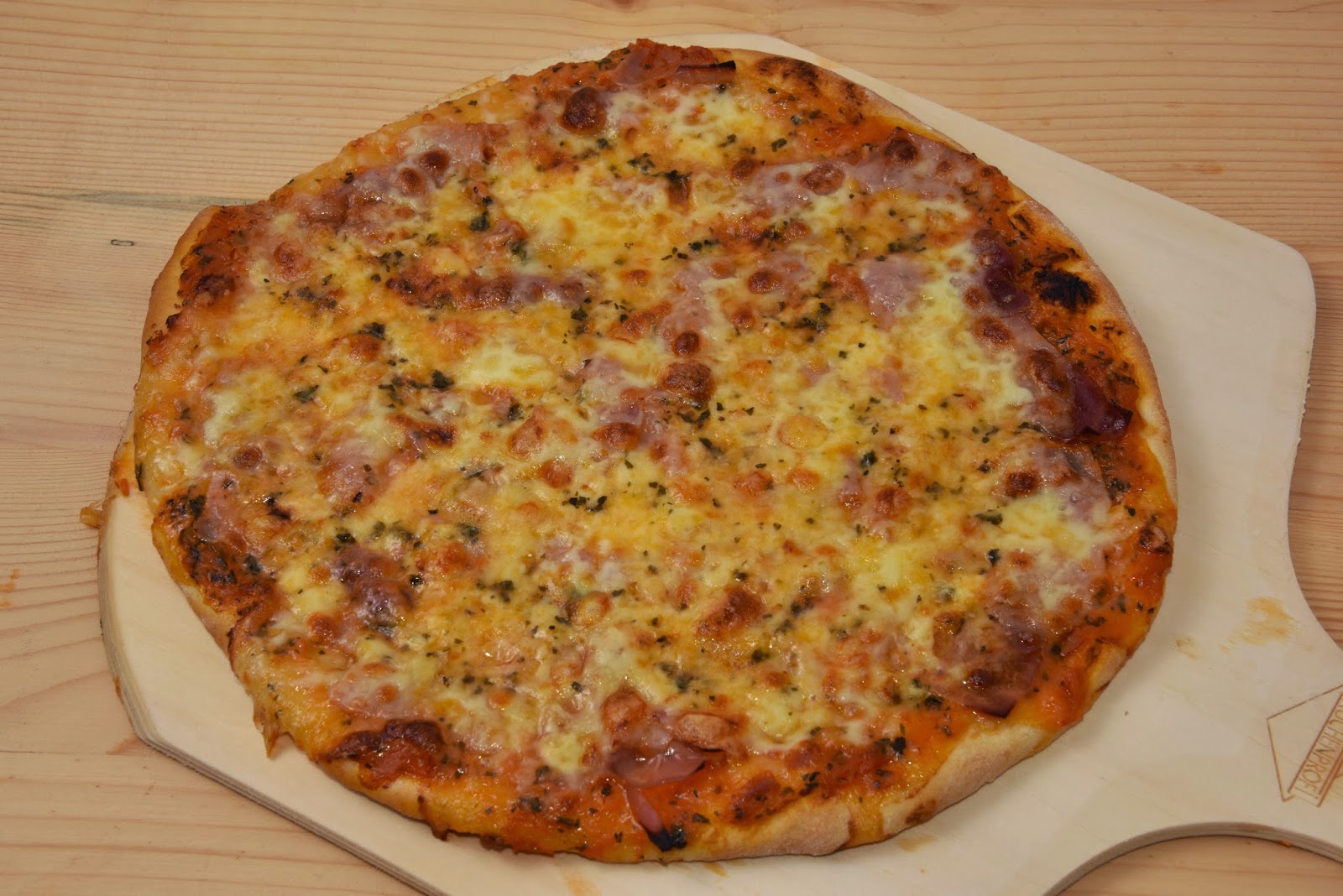 Pizza auf Stein gebacken - Kövön sült pizza