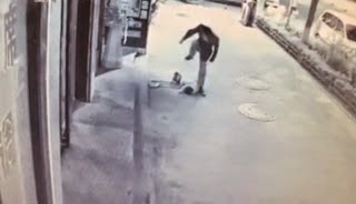 Seorang Pria Aniaya Bocah 2 Tahun Secara Brutal Seorang Pria Aniaya Bocah 2 Tahun Secara Brutal