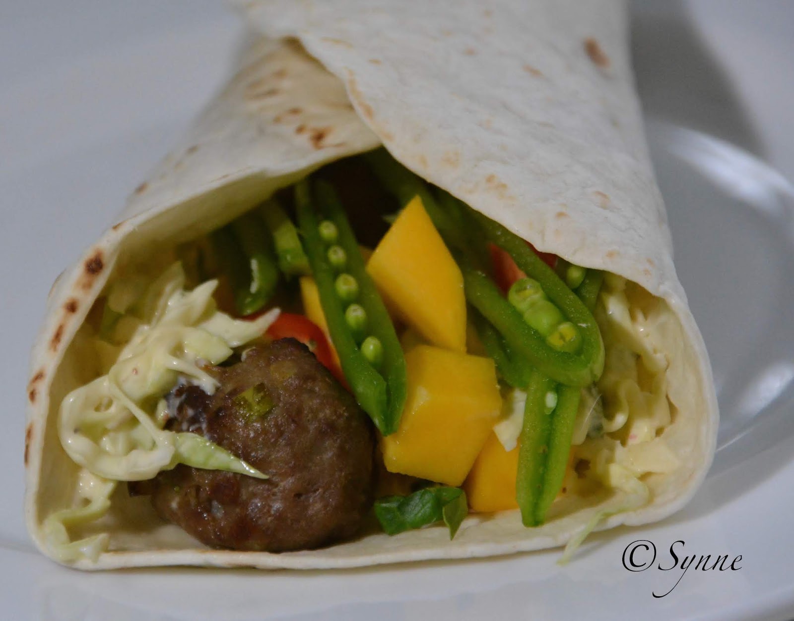 ganske enkelt Wraps med asiatiske kjøttboller, coleslaw og mango