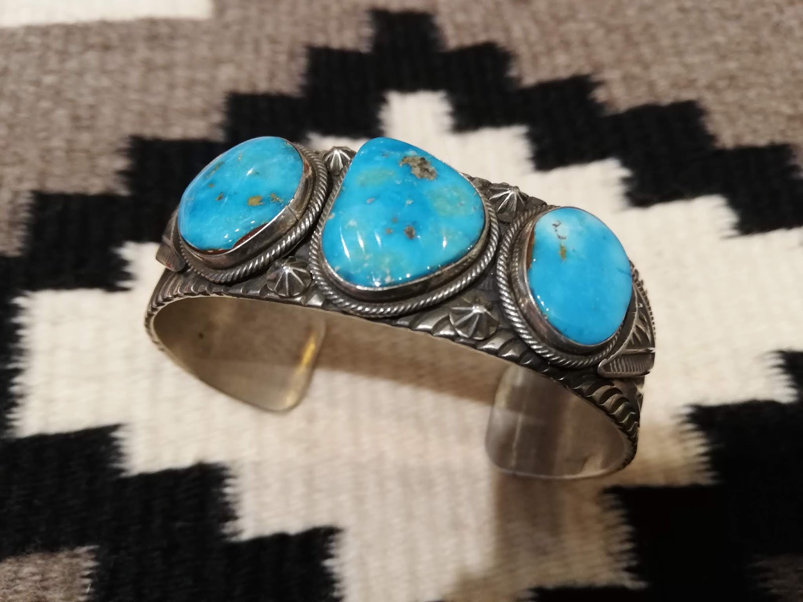 LEFT: NAVAJO 族のGary ReevesさんとBo Reeves さんのジュエリー