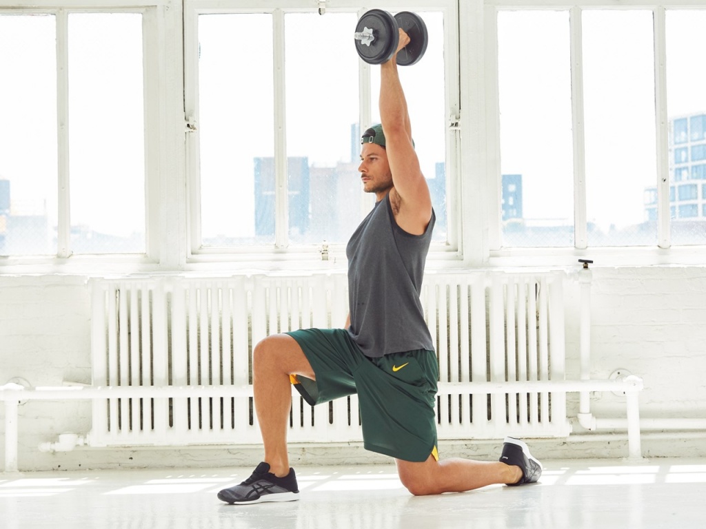 Needs to press. силовая тренировка с гантелями. накаченные боковые мышцы. деловая журналистика газеты. рабочий процесс в офисе.