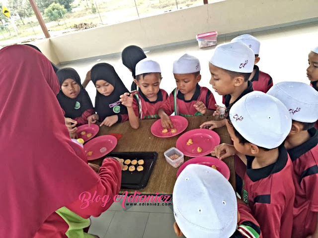 Murid Darjah 1 Belajar Topik Pecahan | Izzat Buat & Bakar Biskut Pecahan