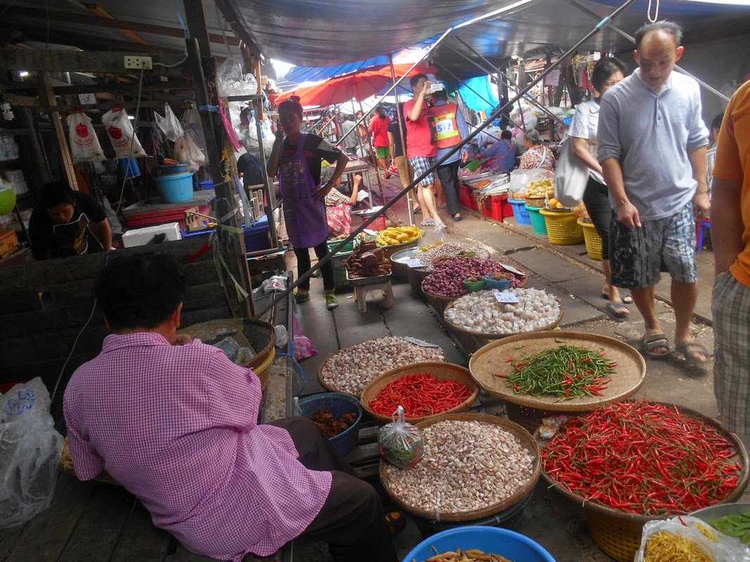mercato mae klong thailandia