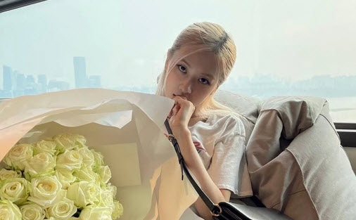 Rosé shows her romantic side with BLACKPINK girls