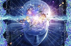 Imagen de un cerebro luminoso humanoide en un Universo azulado