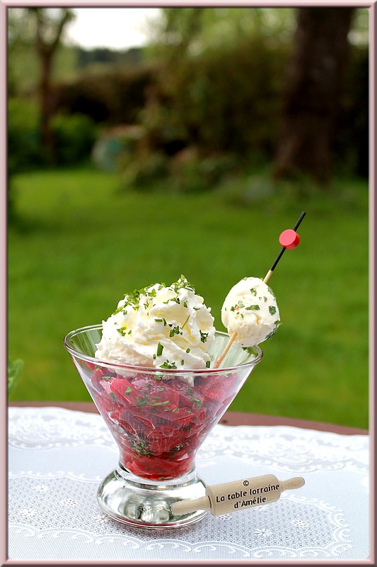 LA TABLE LORRAINE D'AMELIE Verrine de betterave rouge aux noix et son nuage de mousse de chèvre