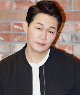 pemain rugal Park Sung-Woong sebagai Deuk-Koo