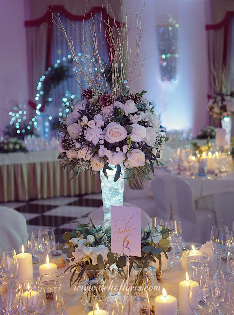 białe dekoracje kwiatowe sali i świece wesele Sulisław