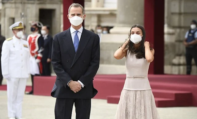 Queen Letizia wore a pink top and lace midi skirt from Felipe Varela. Gala dinner for President Moon Jae-in and Kim Jung-sook