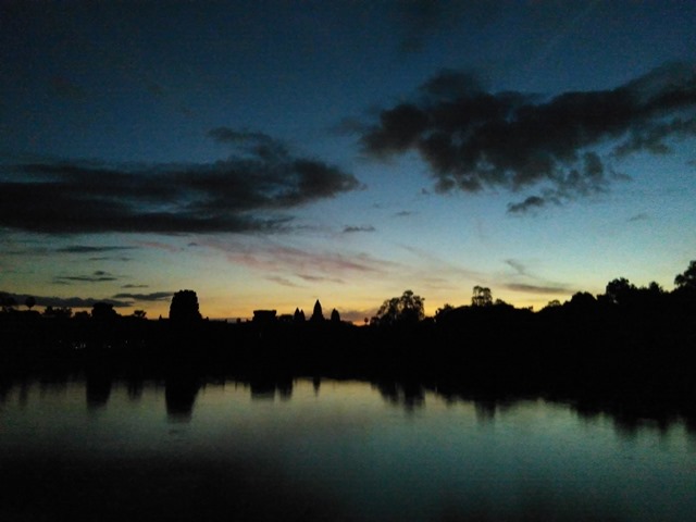 Dia amanhecendo no complexo de Angkor Wat