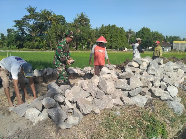 TMMD Reg 105 Kodim Klaten Mulai Siapkan Bahan Material Ke Lokasi Pembuatan talut   