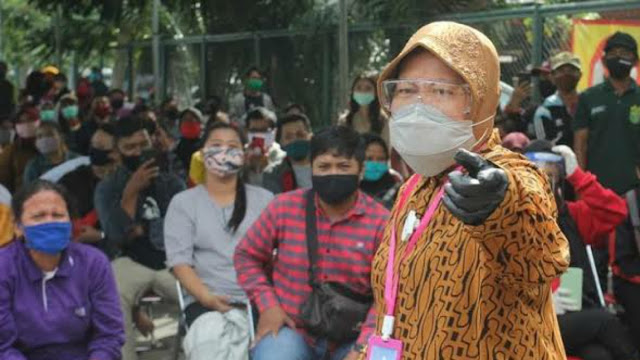 Risma Bantah Jokowi soal 70% Warga Surabaya Tak Bermasker: Kamu Lihat Saja di Jalan Risma Bantah Jokowi soal 70% Warga Surabaya Tak Bermasker: Kamu Lihat Saja di Jalan