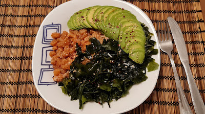 Ensalada poké de salmón y aguacate