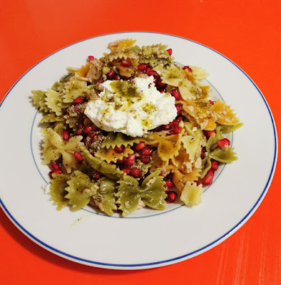 Ensalada de pasta con granada, burrata y aliño de pesto