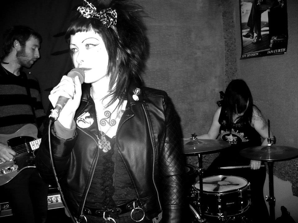 Dead cult black. группа. Dead cult. смерть хиппи да здравствуют панки. Hippie death cult laura.