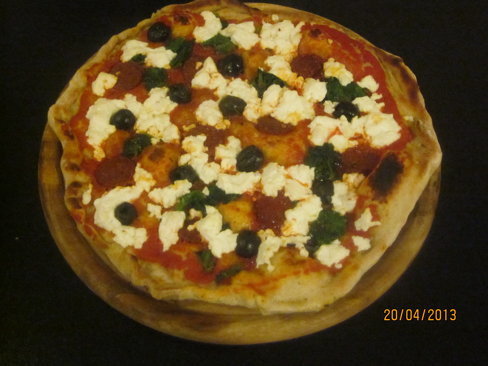 la cucina di Gioconda: Pizza spinaci, olive, ricotta di capra e salame ...