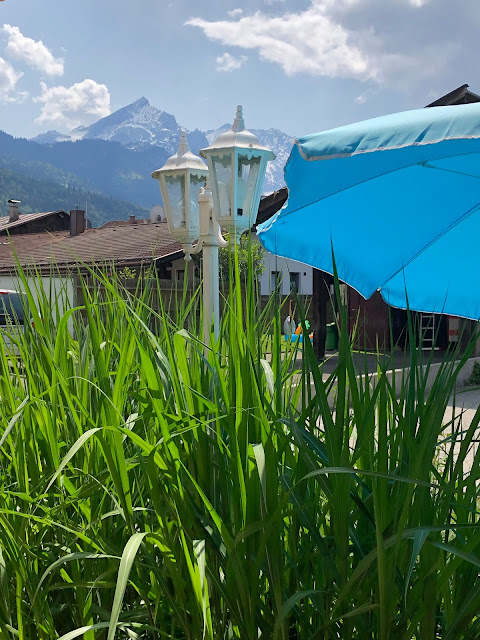 Terrasse, Bergblick, Garmisch-Partenkirchen, Outdoor-Bereich, Patio, 4Eck, Restaurant, Restaurantterrasse, Bergpanorama, Alpspitzblick