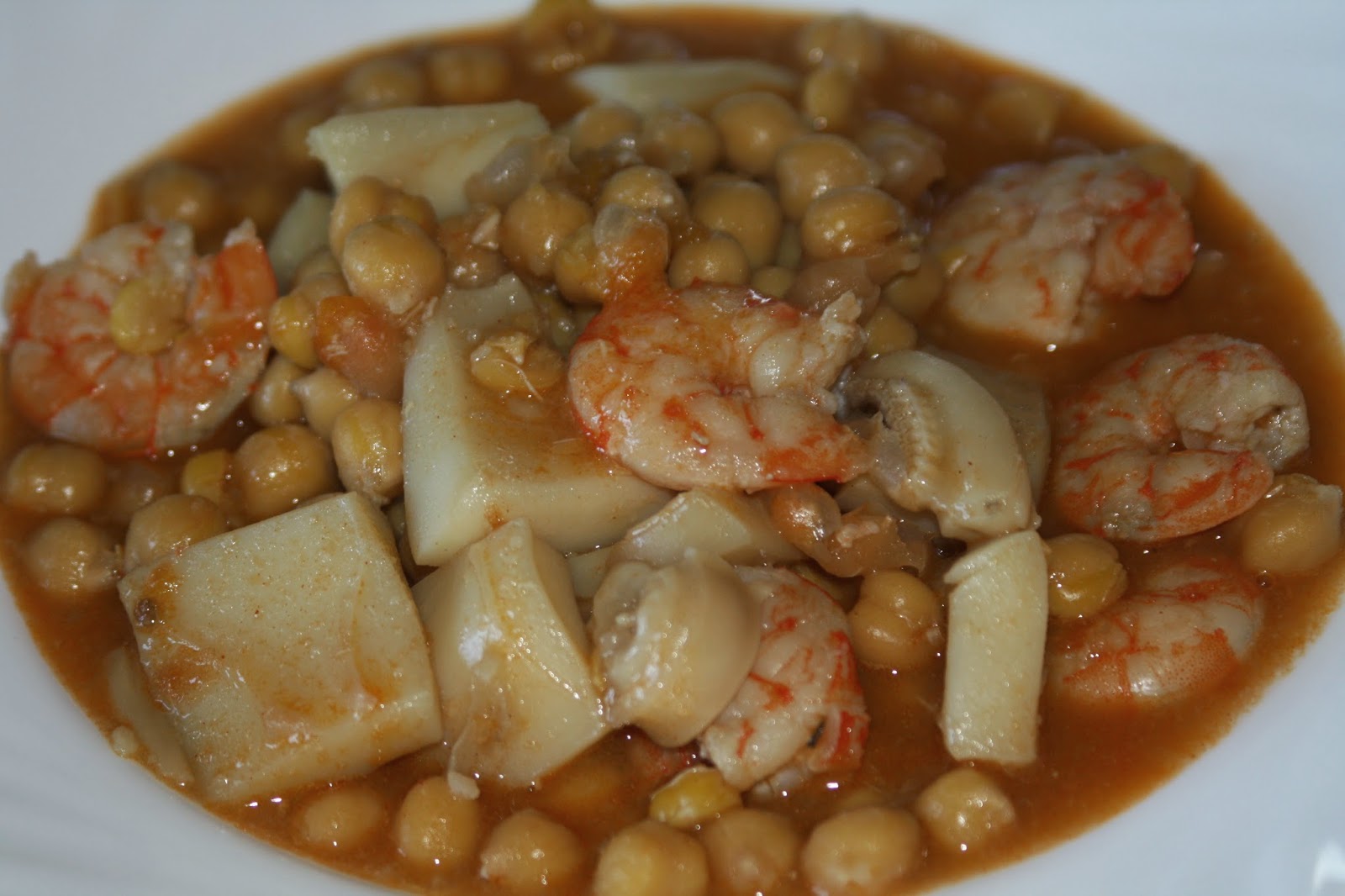 Algo más que bocatas : GARBANZOS CON SEPIA Y LANGOSTINOS. (DEDICADO AL