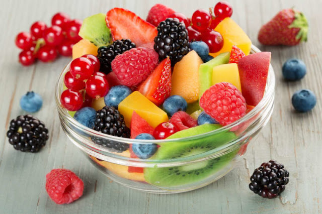 Menu sarapan sehat dan praktis buah dan keju (via beachbodyondemand.com) Menu sarapan sehat dan praktis buah dan keju (via beachbodyondemand.com)