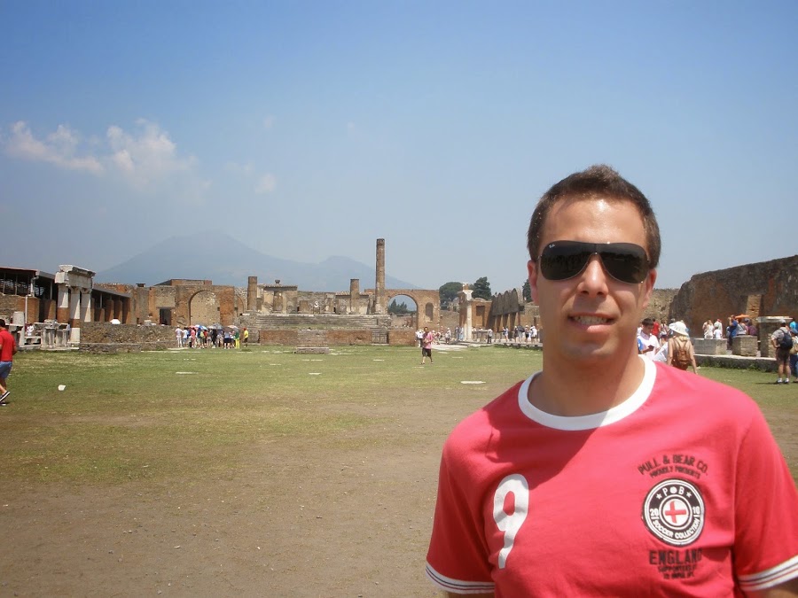 Foro de Pompeya, al fondo el Templo de Júpiter, con el volcán Vesubio al fondo 