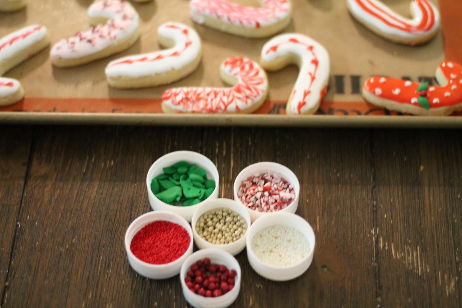 Different ways to decorate a candy cane cookie, plus the candy cane