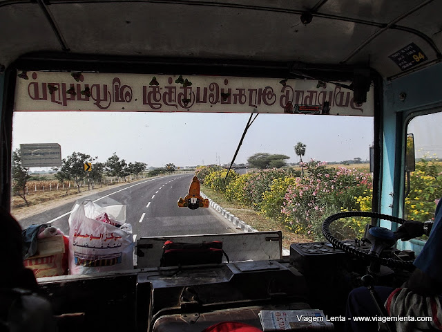 Uma viagem de ônibus na Índia após o aperto