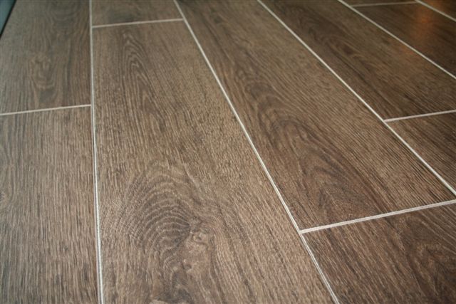 Tegels over een houten vloer leggen - HORNBACH