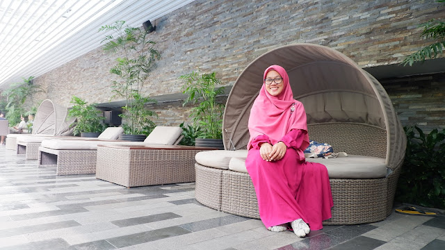 tersedia tempat duduk yang nyaman di kolam renang