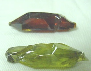 Sentetik ZnO kristallerinin kırmızı ve yeşil renkleri, farklı oksijen boşluğu konsantrasyonlarından kaynaklanmaktadır.