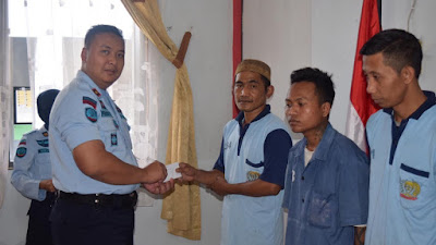 Kepala Rutan Purworejo Berikan Premi ke-7 Warga Binaan Pemasyarakatan Rutan Purworejo