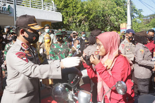 Kapolda Sulsel Turun Kejalan Bagikan Masker ke Masyarakat di Depan Lapangan Karebosi