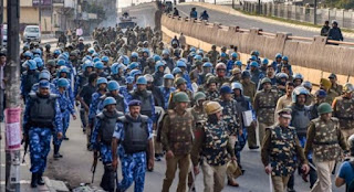 Delhi Violence: उपद्रवियों को देखते ही गोली मार देने का आदेश Delhi Violence: उपद्रवियों को देखते ही गोली मार देने का आदेश