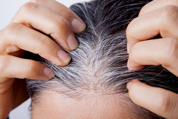 Arborer une belle chevelure argentée : 3 raisons d'arrêter de lutter contre les cheveux gris