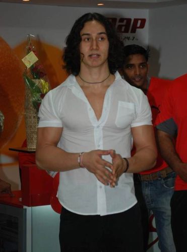 Bollywood Jackie Shroff Son Tiger Shroff Photoes And Wallpapers