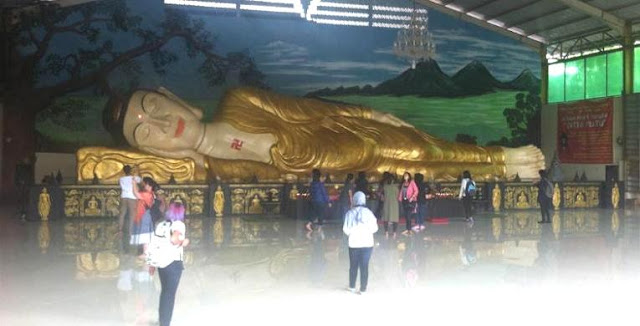 Patung raksasa Buddha Tidur di Bogor.