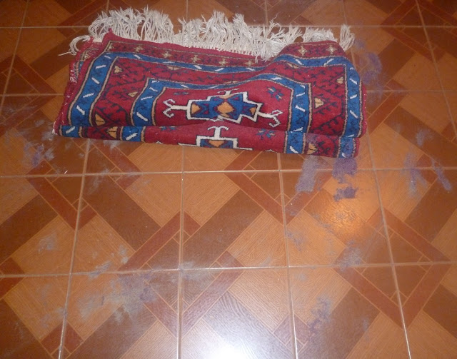 lo sporco che si trova dentro un tappeto di bukhara yomut