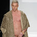 Un modello sfila nudo sulla passerella della New York Fashion Week