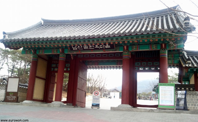 Entrada de la aldea tardicional hanok Namsangol de Seúl