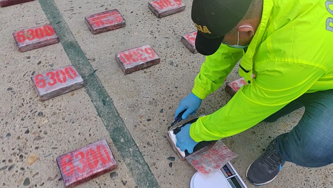 Policía Judicial y Ejército Nacional decomisan 658 kilos de clorhidrato de cocaína en La Alta Guajira https://www.notasrosas.com/Policía Judicial y Ejército Nacional decomisan 658 kilos de clorhidrato de cocaína en La Alta Guajira