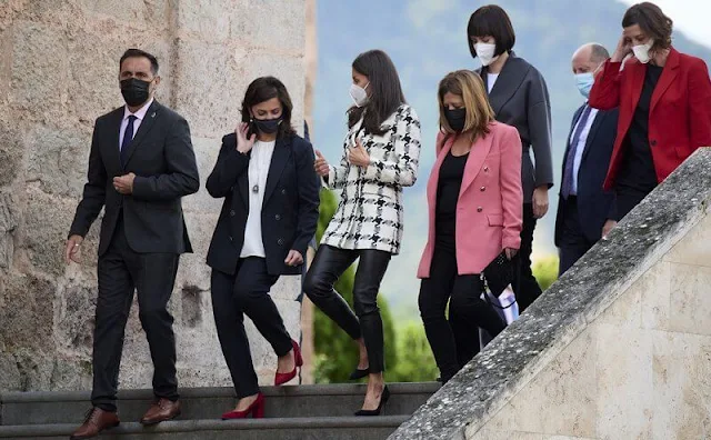 Queen Letizia wore a houndstooth blazer from Uterque. The Queen wore black leather pants from Uterque