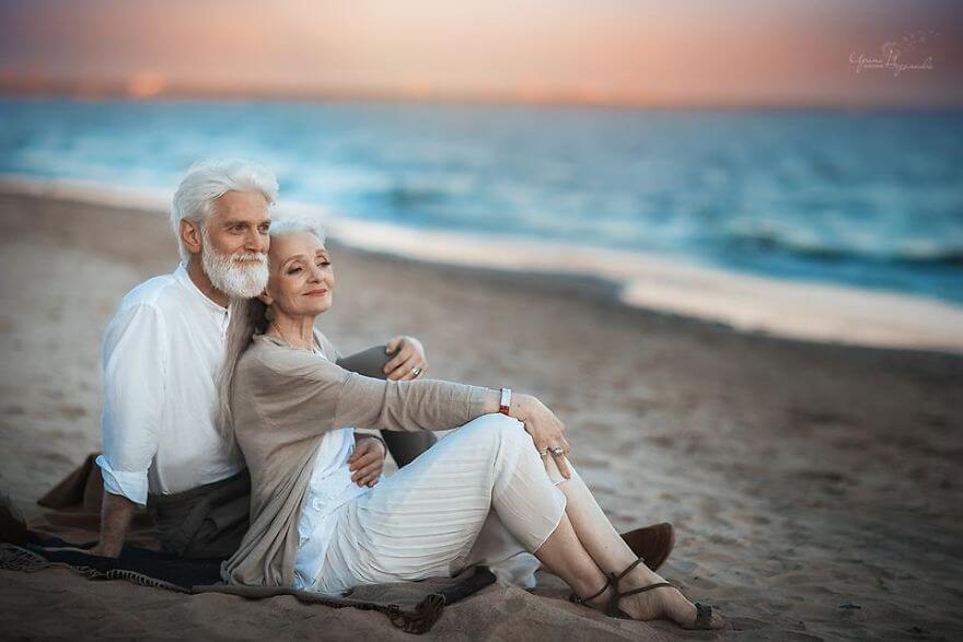 Heartwarming Pictures Of Beautiful Elderly Couple Prove That Love Has No Age Limit 