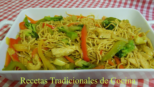 Fideos chinos con pollo y verduras (Receta fácil y original)